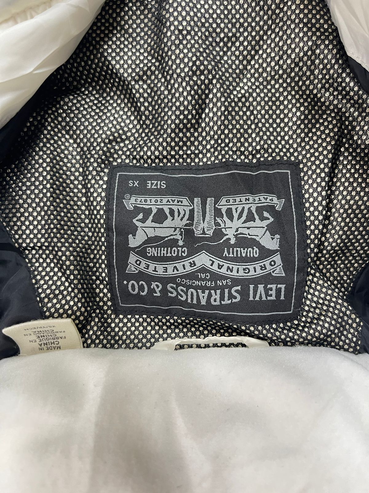 LEVI'S Long Puffer Jacket – White (Unisex XS)