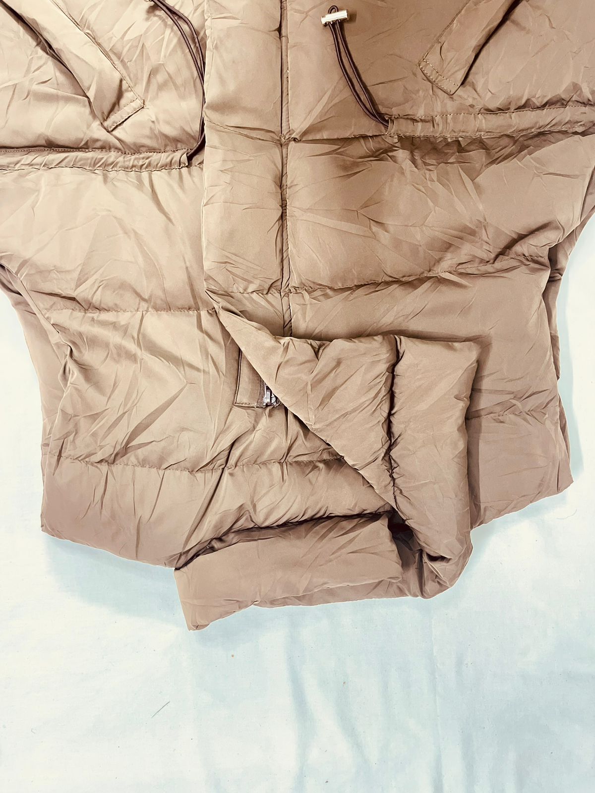 Light Gold Sleeveless Puffer Jacket – Unisex – Size L