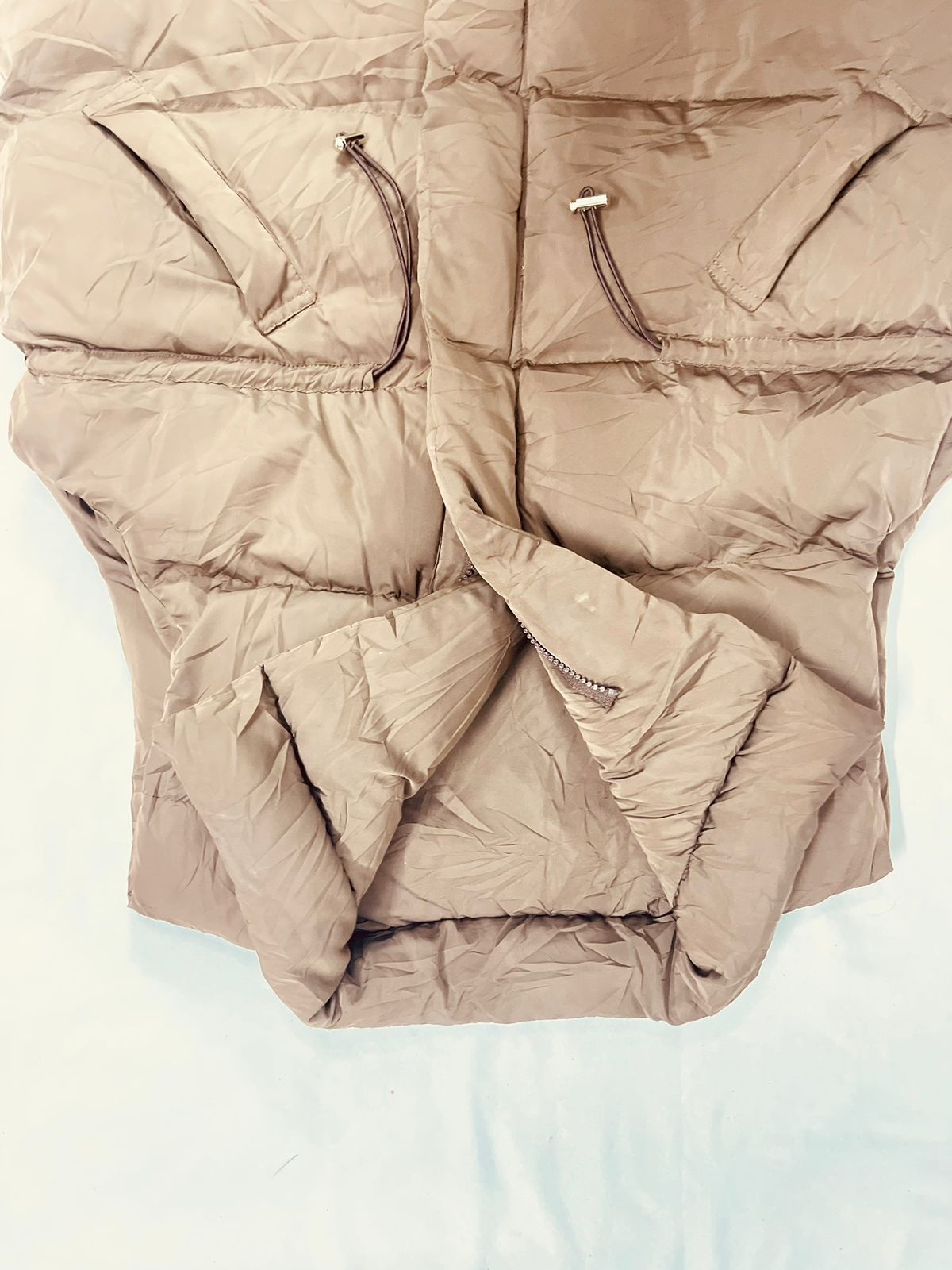 Light Gold Sleeveless Puffer Jacket – Unisex – Size L